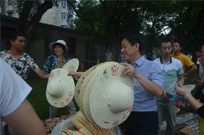 炎炎夏日送清涼，點滴關(guān)懷暖人心——城投集團(tuán)各黨支部開展“送清涼”慰問一線員工活動