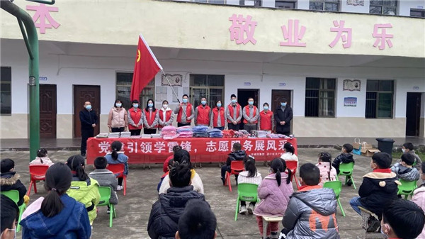 市城投集團開展“黨建引領(lǐng)學(xué)雷鋒，志愿服務(wù)展風(fēng)采”送溫暖活動
